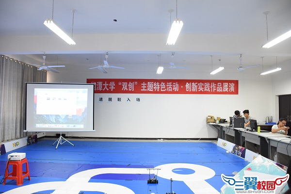 太阳能绿色农业精准喷药智能机器人演示现场 太阳能绿色农业精准喷药智能机器人演示现场