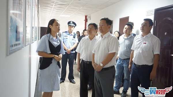 周佳聆向领导们介绍实验室 周佳聆向领导们介绍实验室